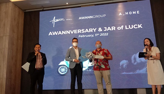 Denny Ristyanto, Corporate General Manager Awanngroup menyerahkan hadiah kepada pemenang