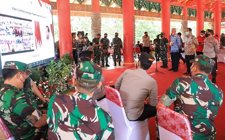 Gubernur Jateng Ganjar Pranowo dan Wali Kota Semsrang Hendrar Prihadi menghadiri acara vaksinasi massal di Sam Poo Kong yang dihadiri secara virtual oleh Presiden Joko Widodo, Kamis (17/2)