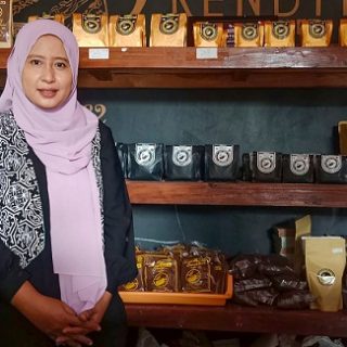 Vera Damayanti, pemilik usaha kopi UD Cangkir, UMKM binaan PT Semen Gresik di Rembang
