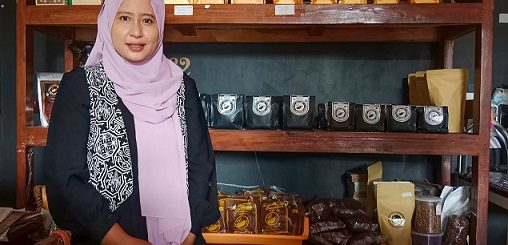 Vera Damayanti, pemilik usaha kopi UD Cangkir, UMKM binaan PT Semen Gresik di Rembang