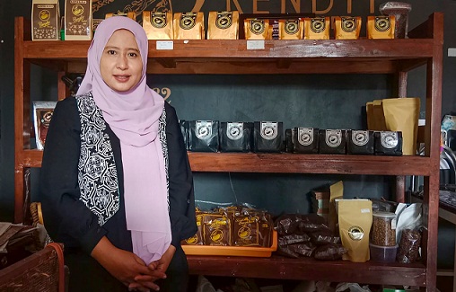 Vera Damayanti, pemilik usaha kopi UD Cangkir, UMKM binaan PT Semen Gresik di Rembang