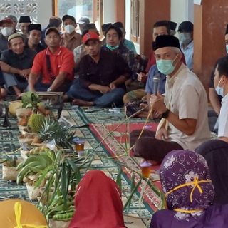 Gubernur Jateng Ganjar Pranowo melakukan dialog dengan warga Desa Wadas Purworejo terkait penolakan penambangan andesit, Minggu (13/2)