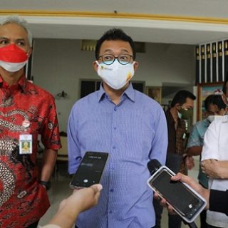 Anggota Komnas HAM, Beka Ulung Hapsara, memberi keterangan pers usai bertemu dengan Gubernur Jateng, Ganjar Pranowo, di rumah dinas Puri Gedeh, Jumat (11/2)