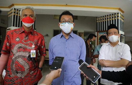 Anggota Komnas HAM, Beka Ulung Hapsara, memberi keterangan pers usai bertemu dengan Gubernur Jateng, Ganjar Pranowo, di rumah dinas Puri Gedeh, Jumat (11/2)