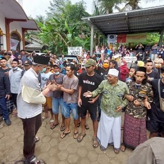 Gubernur Jateng Ganjar Pranowo disambut masyarakat Desa Wadas dalam dialog mendengarkan aspirasi warga, Minggu (13/2)