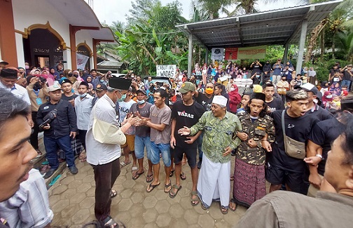 Gubernur Jateng Ganjar Pranowo disambut masyarakat Desa Wadas dalam dialog mendengarkan aspirasi warga, Minggu (13/2)