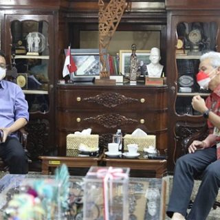 Gubernur Jateng, Ganjar Pranowo, menerima kunjungan anggota Komnas HAM, Beka Ulung Hapsara di rumah dinas Puri Gedeh, Semarang, Jumat (11/2)