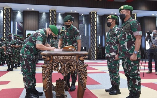KSAD Jenderal TNI Dudung Abdurachman pimpin acara serah terima jabatan Wakil Kepala Staf Angkatan Darat (Wakasad) dari Letjen TNI Bakti Agus Fadjari.kepada Mayjen TNI Agus Subiyanto, Jumat (4/2)