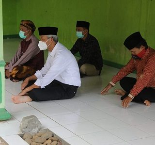 Gubernur Jawa Tengah Ganjar Pranowo berziarah ke makam Mbah Hisyam di kompleks Pondok Pesantren Sukawarah Roudlotus Sholichin Sholichat di Desa Kalijaran, Kecamatan Karanganyar, Kabupaten Purbalingga, Sabtu (19/2)