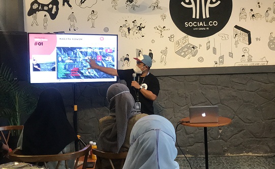 Salah satu anggota Harjita sedang memberikan pelatihan kepada para pelaku UMKM