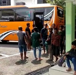 Warga Desa Wadas, Purworejo, yang ditangkap dan diamankan polisi di Polres Purworejo, akhirnya dipulangkan ke desanya, Rabu (9/2) siang