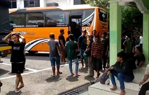 Warga Desa Wadas, Purworejo, yang ditangkap dan diamankan polisi di Polres Purworejo, akhirnya dipulangkan ke desanya, Rabu (9/2) siang