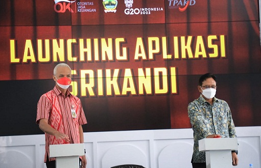 Gubernur Jawa Tengah Ganjar Pranowo didampingi Kepala OJK Regional 3 Jateng-DIY, Aman Santosa, meluncurkan aplikasi Srikandi, akronim dari Sistem Informasi Akses Keuangan Daerah Terintegrasi, Selasa (22/3)