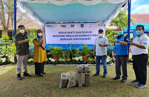 Foto bersama dalam rangkaian kerja bakti dan diskusi ekonomi sirkular. Dari kiri ke kanan: Antonius Sudjatmiko (Direktur Operasi EMI), Elfina (Kepala SMAN 1 Bakam), Ajrun Karim (Vice President PLN Pusat Bidang Lingkungan), AM Putut Prabantoro (Taprof Bidang Ideologi dan sosbud), Ganjar Riyadi (Pejabat K3L PLN UIW Babel), Bangka (Rabu, 09-03-2022)