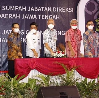Gubernur Jawa Tengah Ganjar Pranowo, Kepala OJK Regional 3 Jateng & DIY, Aman Santoso, Kepala Perwakilan Bank Indonesia Provinsi Jawa Tengah, Rahmat Dwi Saputra, dan Direktur Utama Bank Jateng, Supriyatno saat secara simbolis meresmikan kantor cabang Bank Jateng di Mungkid, Kabupaten Magelang, Rabu (16/3/2022).