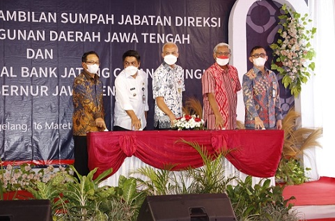 Gubernur Jawa Tengah Ganjar Pranowo, Kepala OJK Regional 3 Jateng & DIY, Aman Santoso, Kepala Perwakilan Bank Indonesia Provinsi Jawa Tengah, Rahmat Dwi Saputra, dan Direktur Utama Bank Jateng, Supriyatno saat secara simbolis meresmikan kantor cabang Bank Jateng di Mungkid, Kabupaten Magelang, Rabu (16/3/2022).