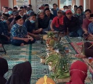 Gubernur Jateng Ganjar Pranowo saat berdiskusi dengan warga Desa Wadas