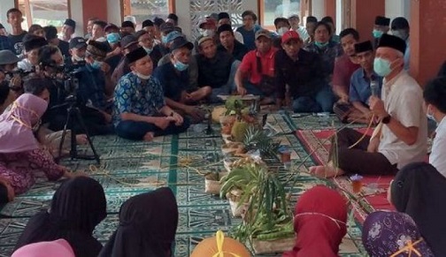 Gubernur Jateng Ganjar Pranowo saat berdiskusi dengan warga Desa Wadas