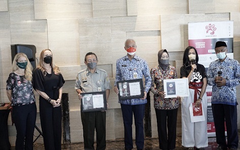 Gubernur Jateng dan Kepala PKH Jateng usai  mendapat penghargaan