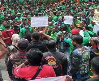 Ratusan driver ojek online melakukan demo di depan kantor gubernuran, Semarang, Senin (7/3)