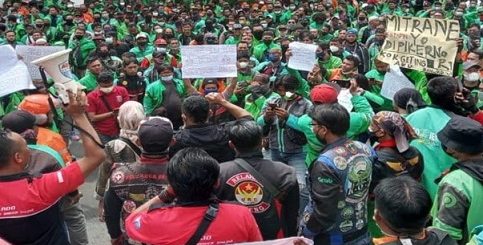 Ratusan driver ojek online melakukan demo di depan kantor gubernuran, Semarang, Senin (7/3)
