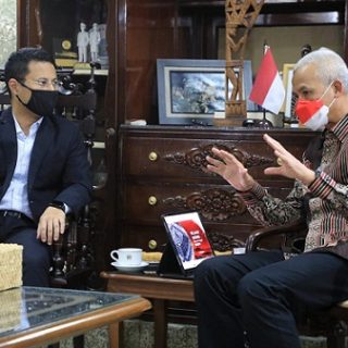 Gubernur Jawa Tengah, Ganjar Pranowo, berbincang dengan Menteri Pembangunan Nasional Singapura, Desmond Lee, yang datang ke rumah dinas, Rabu (23/3)