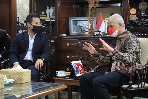Gubernur Jawa Tengah, Ganjar Pranowo, berbincang dengan Menteri Pembangunan Nasional Singapura, Desmond Lee, yang datang ke rumah dinas, Rabu (23/3)