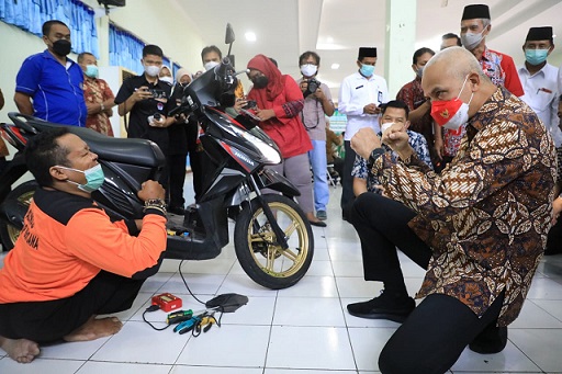 Gubernur Jawa Tengah, Ganjar Pranowo hadir dan melihat pelatihan mekanik sepeda motor bagi penyandang disabilitas di SMKN Jawa Tengah, Rabu (9/3)