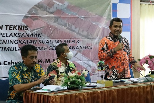 Wakil Ketua DPRD Jateng Ferry Wawan Cahyono didampingi Sekretaris Disperkim Provinsi Jateng Nova Adiwidanto menjelaskan soal RTLH dan RSS pada peserta Bimtek di Ruang rapat Lantai 2 Baperlitbang Kabupaten Banjarnegara, Rabu (16/3).