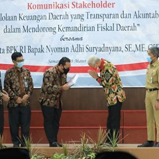 Gubernur Jateng Ganjar Pranowo hadir pada acara “Komunikasi Stakeholder Pengelolaan Keuangan Daerah yang Transparan dan Akuntabel dalam Mendorong Kemandirian Fiskal Daerah”, di Kantor BPK RI Perwakilan Jawa Tengah, Senin (28/3/2022)