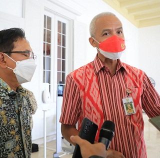 Kepala OJK Regional 3 Jateng-DIY, Aman Santosa (kiri) dan Gubernur Jateng Ganjar Pranowo