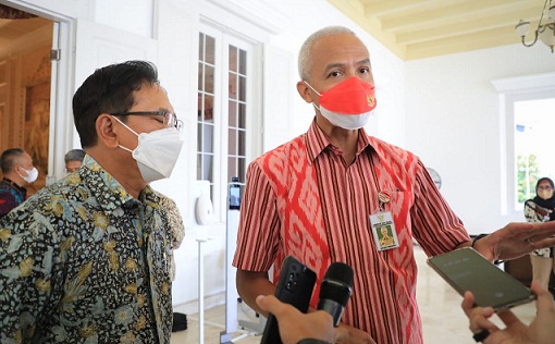 Kepala OJK Regional 3 Jateng-DIY, Aman Santosa (kiri) dan Gubernur Jateng Ganjar Pranowo