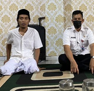 Camat Semarang Selatan dan Pengasuh Sandal Gus Huda saat berbincang-bincang