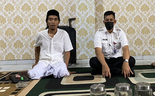 Camat Semarang Selatan dan Pengasuh Sandal Gus Huda saat berbincang-bincang