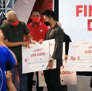 Gubernur Jateng Ganjar Pranowo memberikan hadiah kepada para pemenang Hetero for Startup (HFS) session 2, Minggu (27/3)