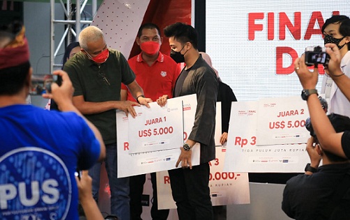 Gubernur Jateng Ganjar Pranowo memberikan hadiah kepada para pemenang Hetero for Startup (HFS) session 2, Minggu (27/3)
