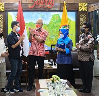 Panitia kompetisi Hetero For Startup (HFS) 2 didampingi Kepala Dinas Koperasi dan UMKM, Ema Rachmawati, menemui Gubernur Jawa Tengah, Ganjar Pranowo, di ruang kerjanya, Selasa (22/3)