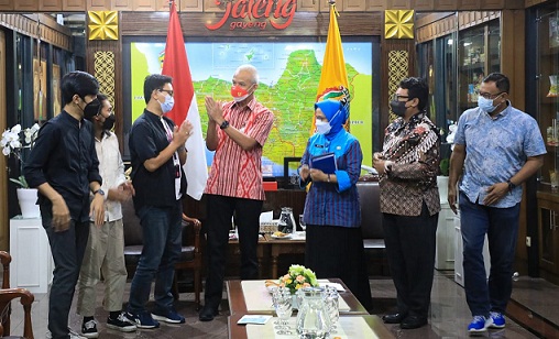 Panitia kompetisi Hetero For Startup (HFS) 2 didampingi Kepala Dinas Koperasi dan UMKM, Ema Rachmawati, menemui Gubernur Jawa Tengah, Ganjar Pranowo, di ruang kerjanya, Selasa (22/3)