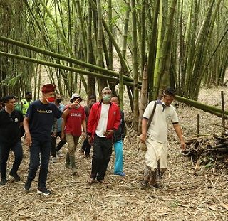 Bukit hutan bambu di Banjar Sandan, Desa Bangli, Kecamatan Baturiti, Kabupaten Tabanan, Bali dikunjungi Gubernur Jateng Ganjar Pranowo. Bukit itu diusulkan diberi nama Bukit Ganjar Pranowo