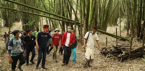 Bukit hutan bambu di Banjar Sandan, Desa Bangli, Kecamatan Baturiti, Kabupaten Tabanan, Bali dikunjungi Gubernur Jateng Ganjar Pranowo. Bukit itu diusulkan diberi nama Bukit Ganjar Pranowo
