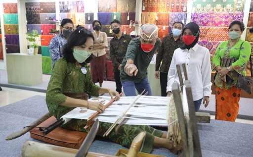 Gubernur Jawa Tengah, Ganjar Pranowo disampingi istri, Siti Atikoh melihat proses kain tenun di pameran Industri Kecil dan Menengah (IKM) Bali Bangkit Tahap II 2022 di Gedung Ksirarnawa, Taman Werdhi Budaya Bali, Kota Denpasar, Bali, Minggu (27/3)