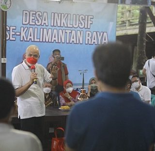 Gubernur Jateng, Ganjar Pranowo, bertemu dengan para pengurus Keluarga Alumni Universitas Gadjah Mada (Kagama) yang menggagas Desa Inklusi se Kalimantan Raya di Mangrove Center Graha Indah, Balikpapan, Kalimantan Timur, Minggu (13/3)