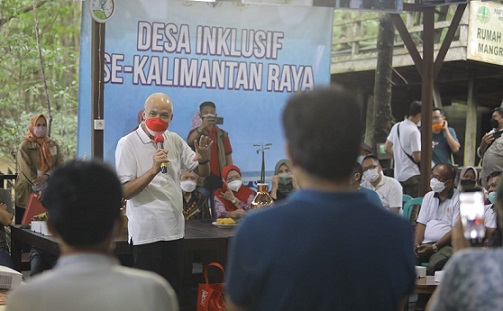 Gubernur Jateng, Ganjar Pranowo, bertemu dengan para pengurus Keluarga Alumni Universitas Gadjah Mada (Kagama) yang menggagas Desa Inklusi se Kalimantan Raya di Mangrove Center Graha Indah, Balikpapan, Kalimantan Timur, Minggu (13/3)