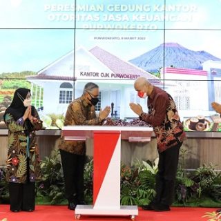 Gubernur Jawa Tengah, Ganjar Pranowo, hadir dan meresmikan Gedung Kantor OJK Purwokerto, di Jalan Gatot Subroto 46, Selasa (8/3)