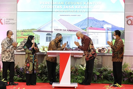 Gubernur Jawa Tengah, Ganjar Pranowo, hadir dan meresmikan Gedung Kantor OJK Purwokerto, di Jalan Gatot Subroto 46, Selasa (8/3)