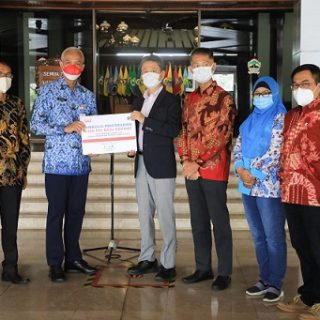 Pemerintah Provinsi Jawa Tengah menerima bantuan berupa 1.000 pcs hazmat dari Semarang Japan Club. Bantuan diterima langsung Gubernur Ganjar Pranowo