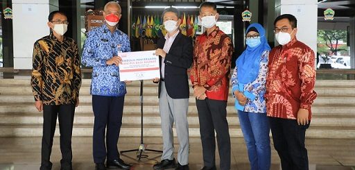 Pemerintah Provinsi Jawa Tengah menerima bantuan berupa 1.000 pcs hazmat dari Semarang Japan Club. Bantuan diterima langsung Gubernur Ganjar Pranowo