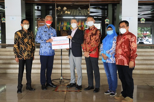 Pemerintah Provinsi Jawa Tengah menerima bantuan berupa 1.000 pcs hazmat dari Semarang Japan Club. Bantuan diterima langsung Gubernur Ganjar Pranowo