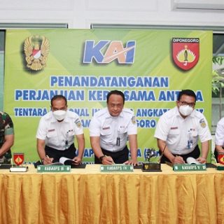 Penandatanganan Perjanjian Kerja Sama PT KAI (Daop 3 Cirebon, Daop 4 Semarang, Daop 5 Purwokerto, dan Daop 6 Yogyakarta) dengan Kodam) IV Diponegoro tentang Pertukaran Data dan Informasi di Bidang Transportasi serta Bantuan Pengamanan, dilalukan di Lounge Kodam IV Diponegoro, Kamis (10/3)