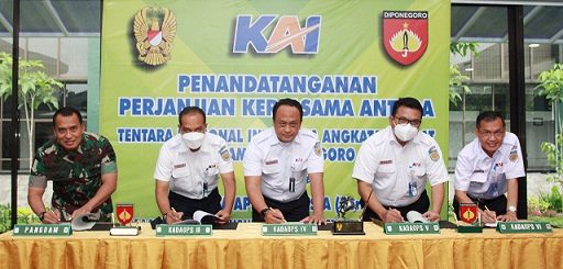 Penandatanganan Perjanjian Kerja Sama PT KAI (Daop 3 Cirebon, Daop 4 Semarang, Daop 5 Purwokerto, dan Daop 6 Yogyakarta) dengan Kodam) IV Diponegoro tentang Pertukaran Data dan Informasi di Bidang Transportasi serta Bantuan Pengamanan, dilalukan di Lounge Kodam IV Diponegoro, Kamis (10/3)